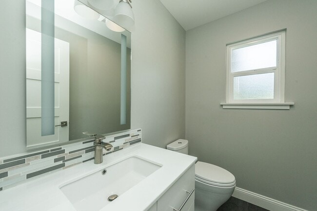 Building Photo - Updated 4 Bed / 2.5 Ba Home in Millbrae Mi...