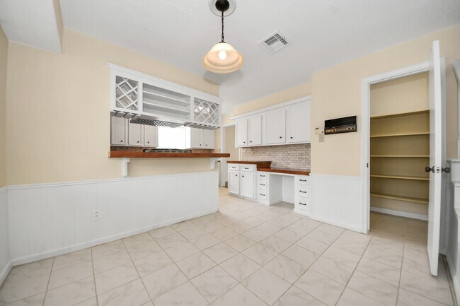 Building Photo - 11411 Briar Forest Dr