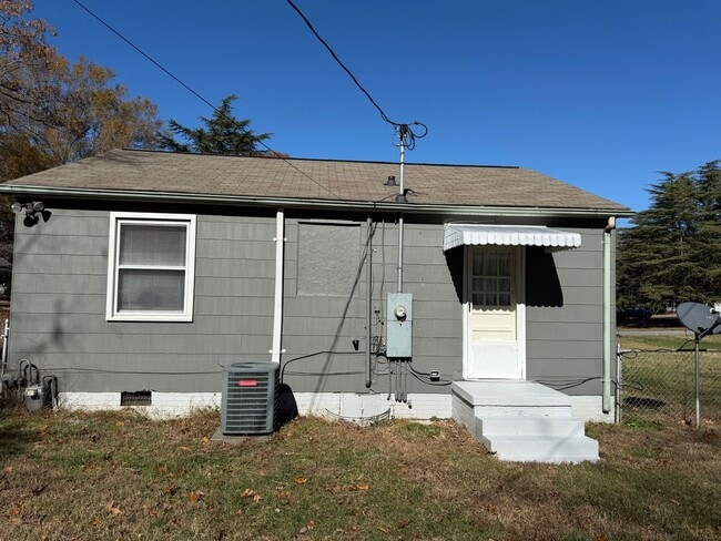 Building Photo - Charming 2 Bedroom Home With Spacious Yard!
