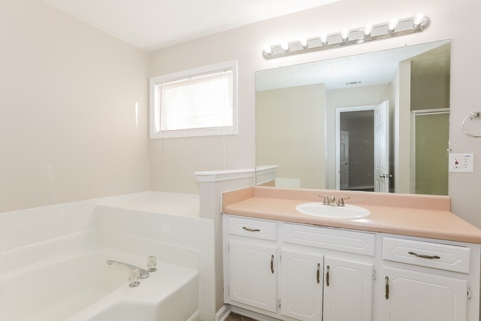 Building Photo - 945 Sideline Ct