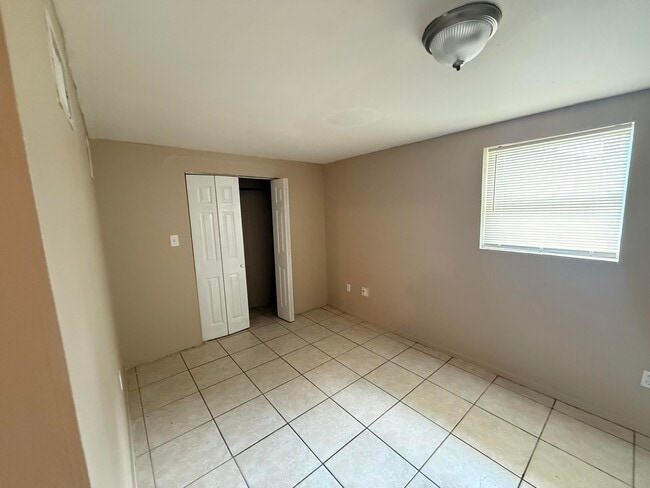 Building Photo - 1604 Zephyr Ave