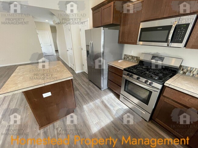 Building Photo - Welcome home! Outstanding Salem location!