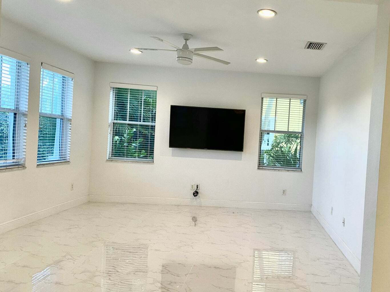 Building Photo - 850 Millbrae Ct