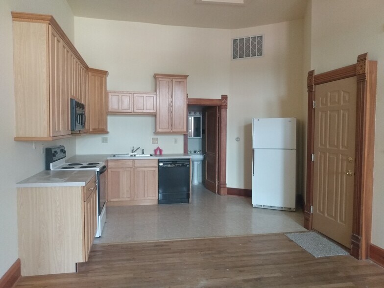 Primary Photo - 129 2nd Ave NE