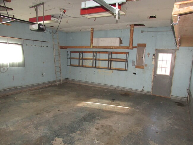 Building Photo - 3 BEDROOM | 2 BATH | SPACIOUS RAPID VALLEY...