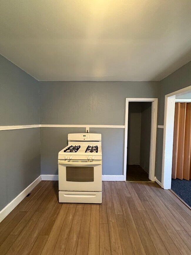 Building Photo - Two bedroom one bathroom home for rent