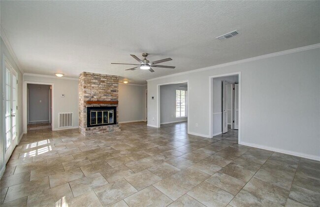 Building Photo - 3605 Kingsway Dr