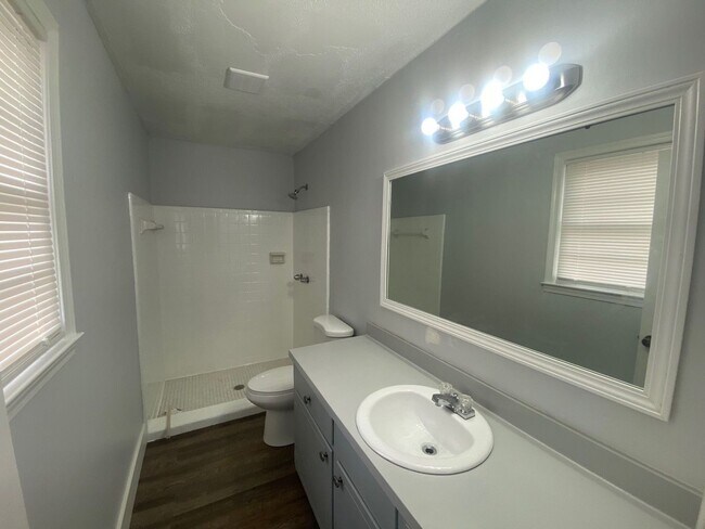Building Photo - 221 Ramblewood Dr