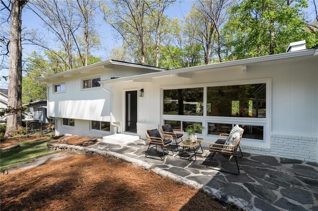 Building Photo - 1690 Cotswold Dr NE