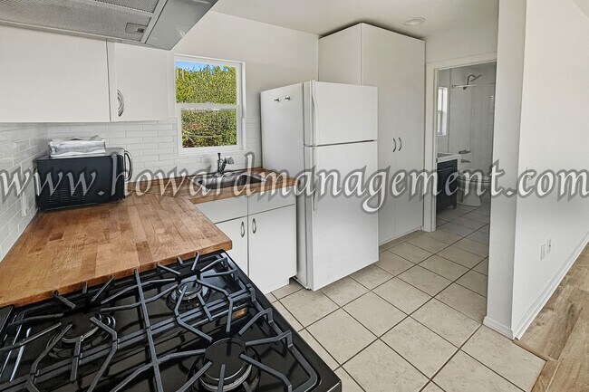 Building Photo - 1658 Centinela Ave