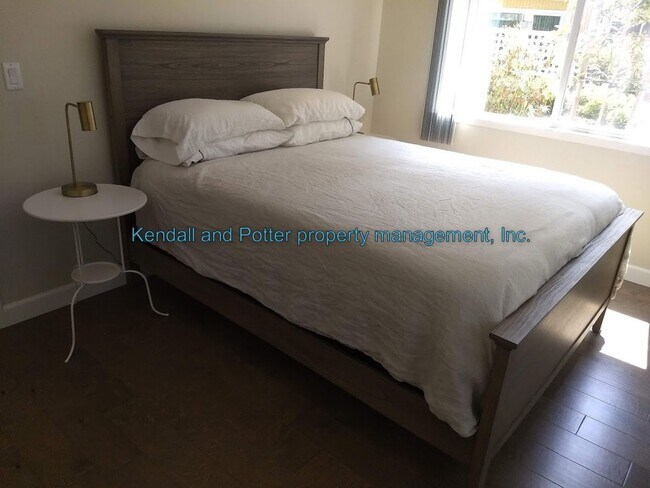 Building Photo - Schwann Lagoon 2 bed/1 bath Furnished Condo