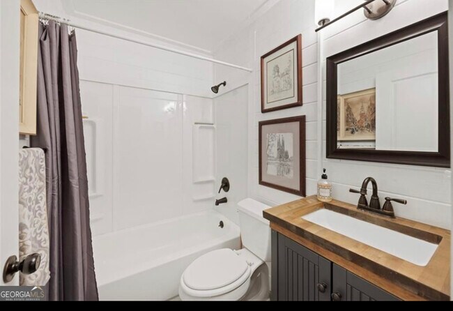 Building Photo - 724 Commodore Dr NW