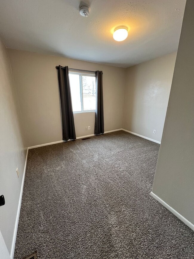 Building Photo - Centrally Located Three-Bedroom, One-Bathroom Home for Rent