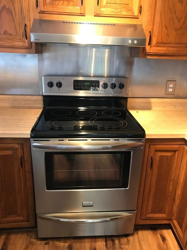 Building Photo - 112 Sycamore St