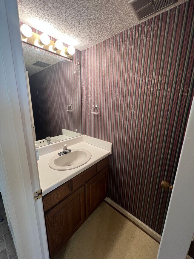 Building Photo - 2 Bedroom Apartments/Townhomes in Five Points!