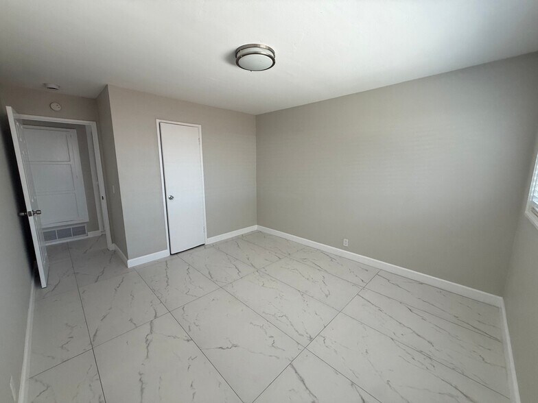 Building Photo - 11092 S Dallas Dr