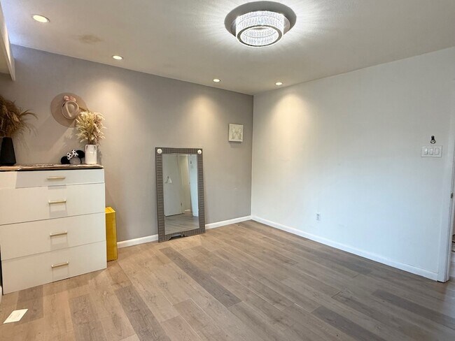 Building Photo - 8211 Katy Fwy