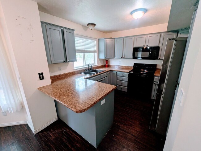 Building Photo - 749 Country Club Dr