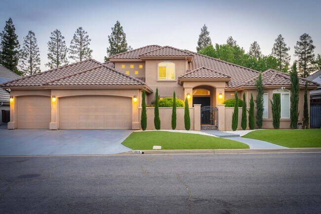 Building Photo - 1103 E Newhall Dr