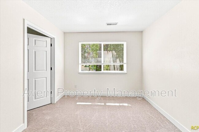 Building Photo - 3978 SW Pinewood Way