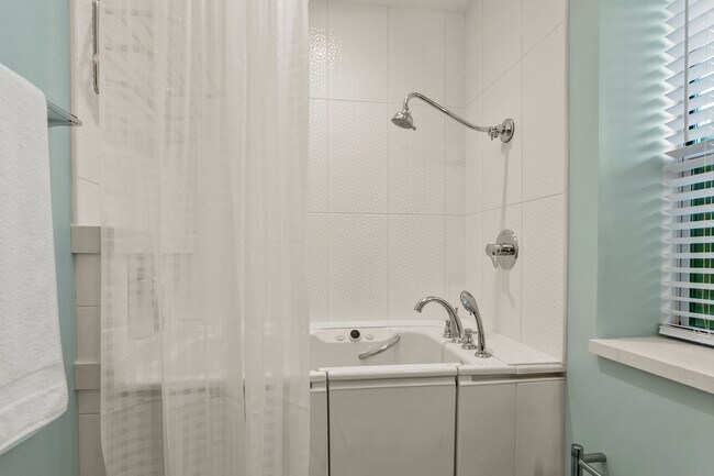 Building Photo - Newly-Built, Fully-Furnished ADU in Corona...