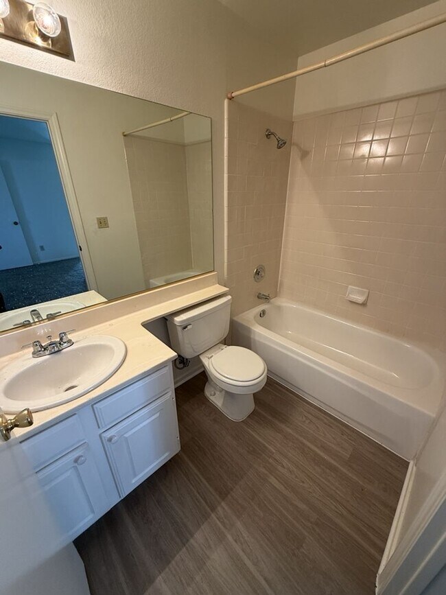 Building Photo - Upgraded Condo!