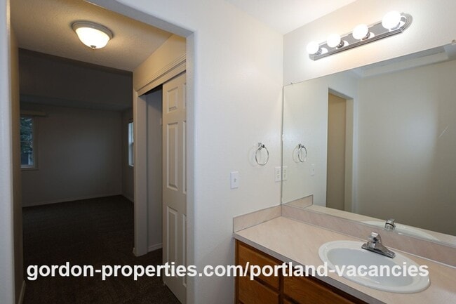 Building Photo - SE 73rd Ave - 3 bedroom townhouse in Mt Scott-Arleta neighborhood