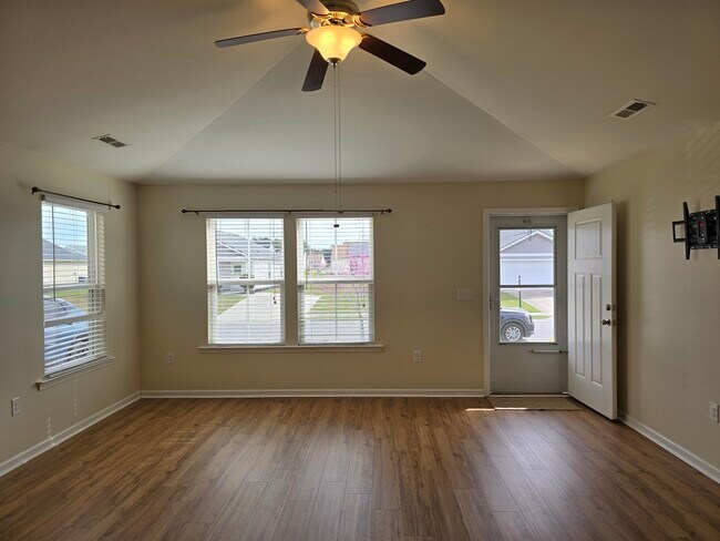 Building Photo - 1328 Valor Rd