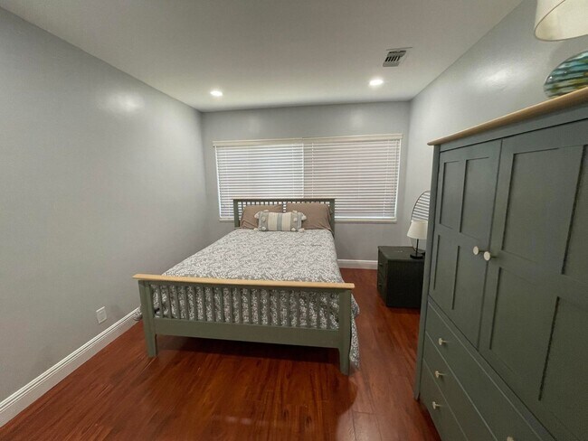 Building Photo - 2620 NE 19th St