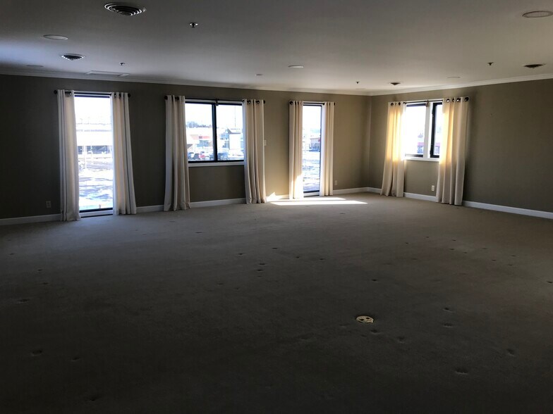 Building Photo - 970 S Hebron Ave