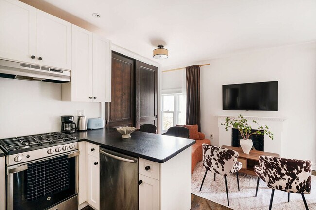 Building Photo - 10 5th Ave