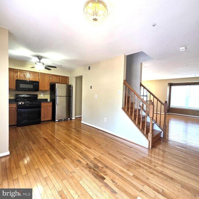 Building Photo - 940 Newington Ct