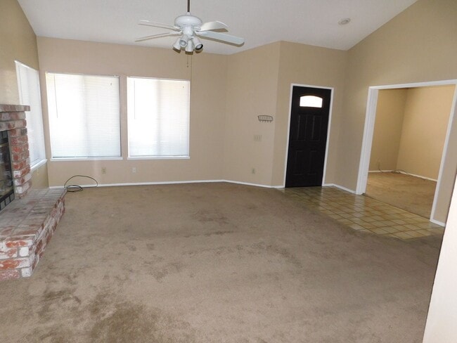 Building Photo - Gorgeous 3 Bed 2 Bath House in a Great Neighborhood