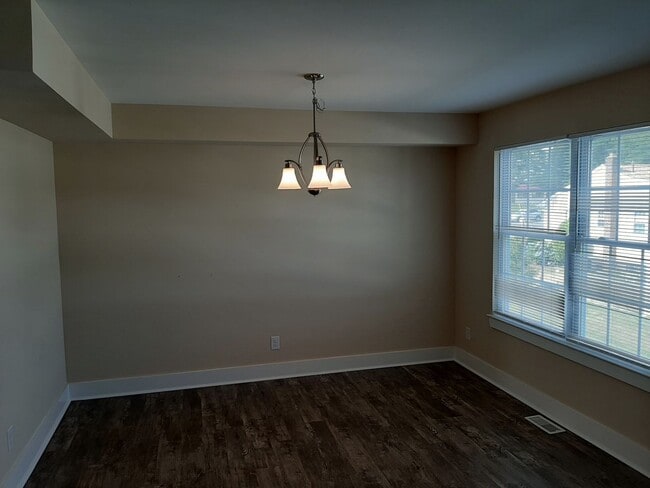 Building Photo - 3 BR/4 BA Townhome - Vineland - Kings Cros...