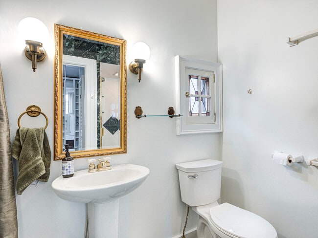 Building Photo - 321 N Park Ave