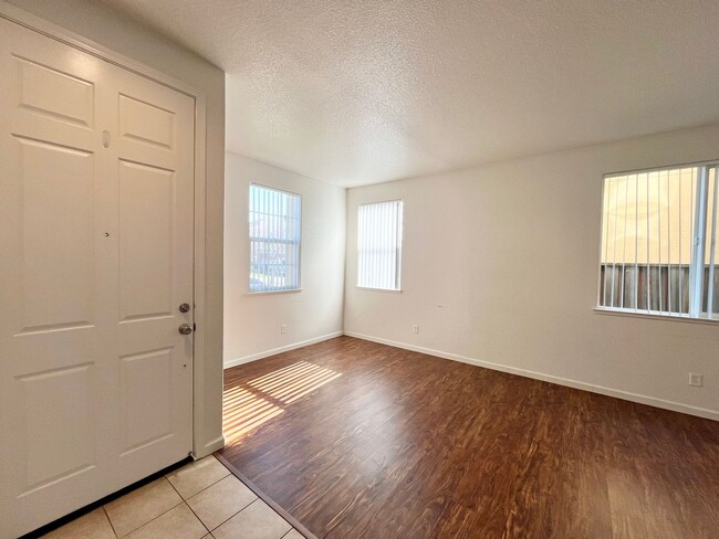 Building Photo - Merced: $2200 3 bed 2.5 bath two story hom...