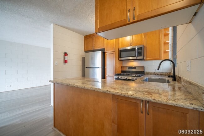 Building Photo - $2600.00 | 2BD/1BA Condo ALL UTILITIES INC...