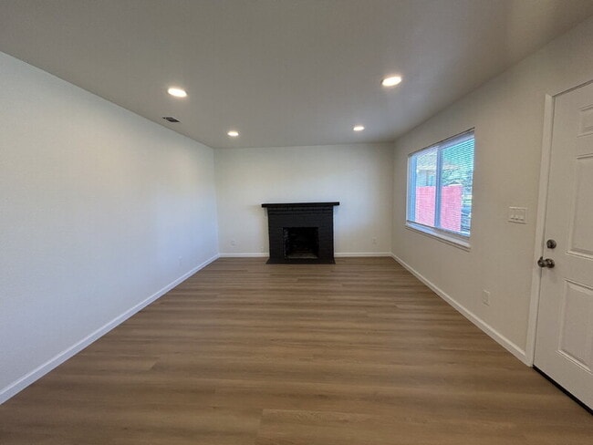 Building Photo - 1525 James St