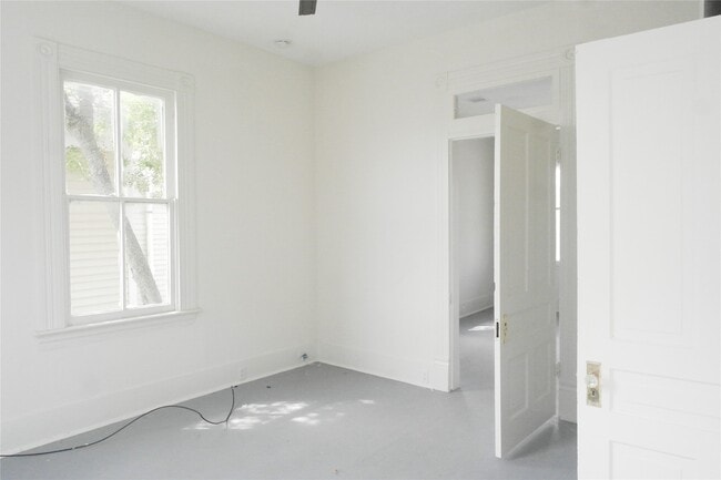 Building Photo - 304 18th St