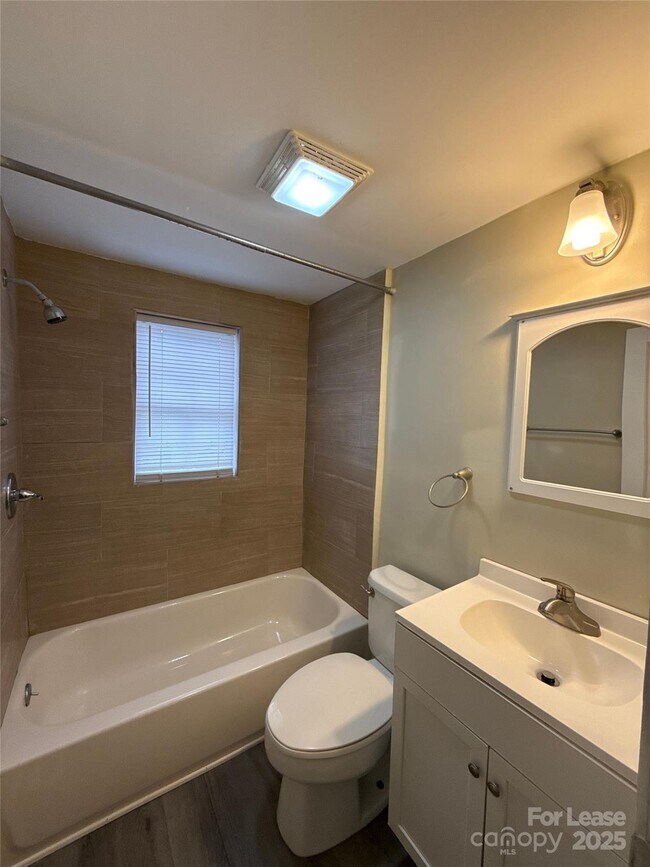 Building Photo - 1211 W Bank St