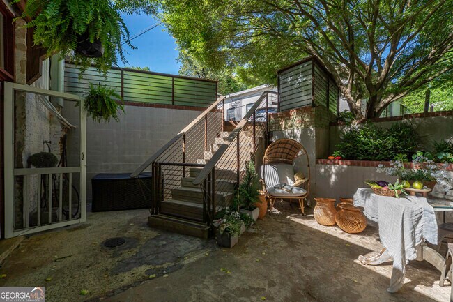 Building Photo - 585 White Cir