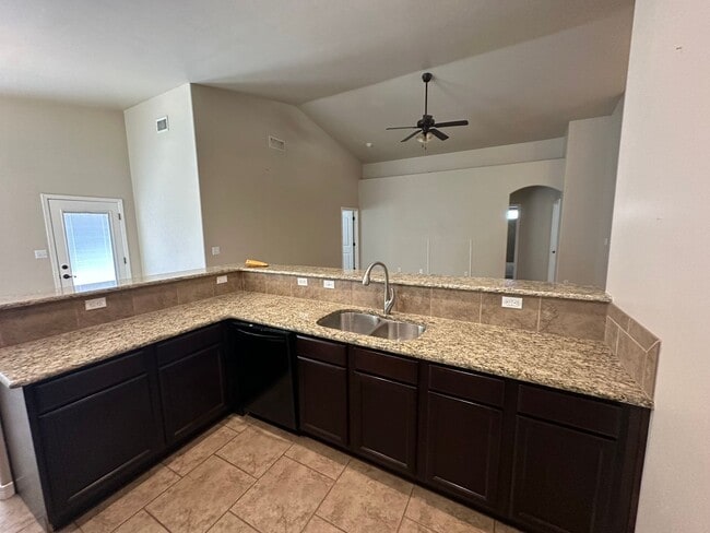 Building Photo - 3 Bed 2 Bath Home
