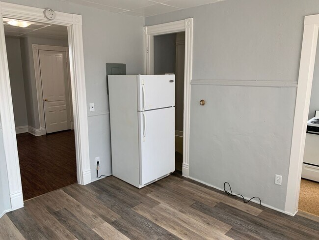 Building Photo - Large 1 br small living room and a very sm...