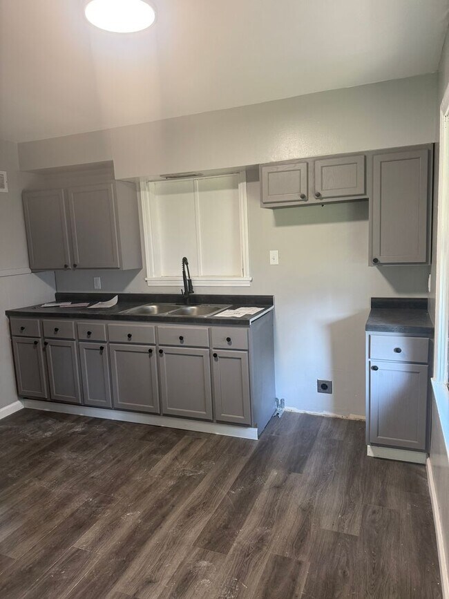 Building Photo - Move in Ready!