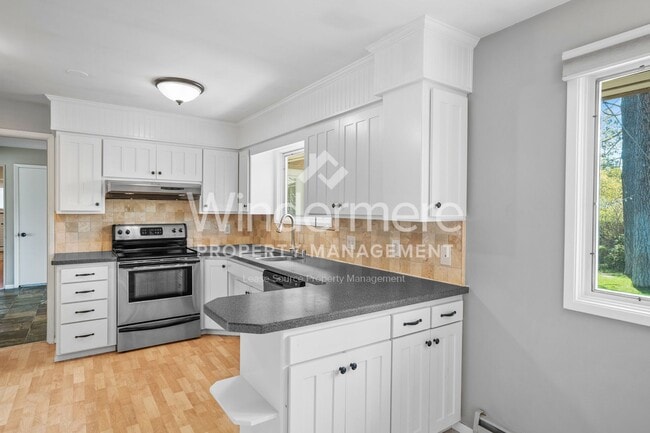 Building Photo - Fantastic Updated South Hill Rancher 3 Bedroom 2 Bath with Hardwood throughout