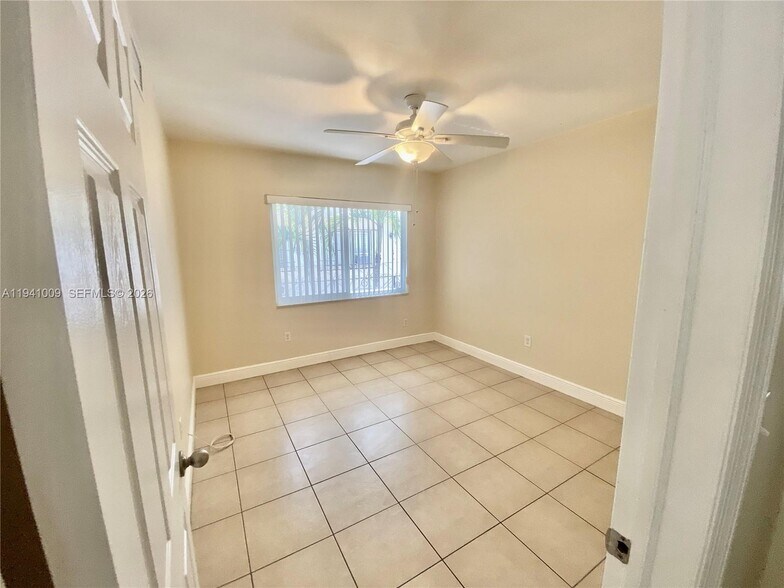 Building Photo - 930 SW 7th Ave