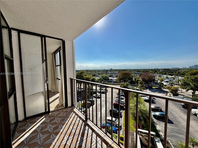 Building Photo - 1000 Parkview Dr