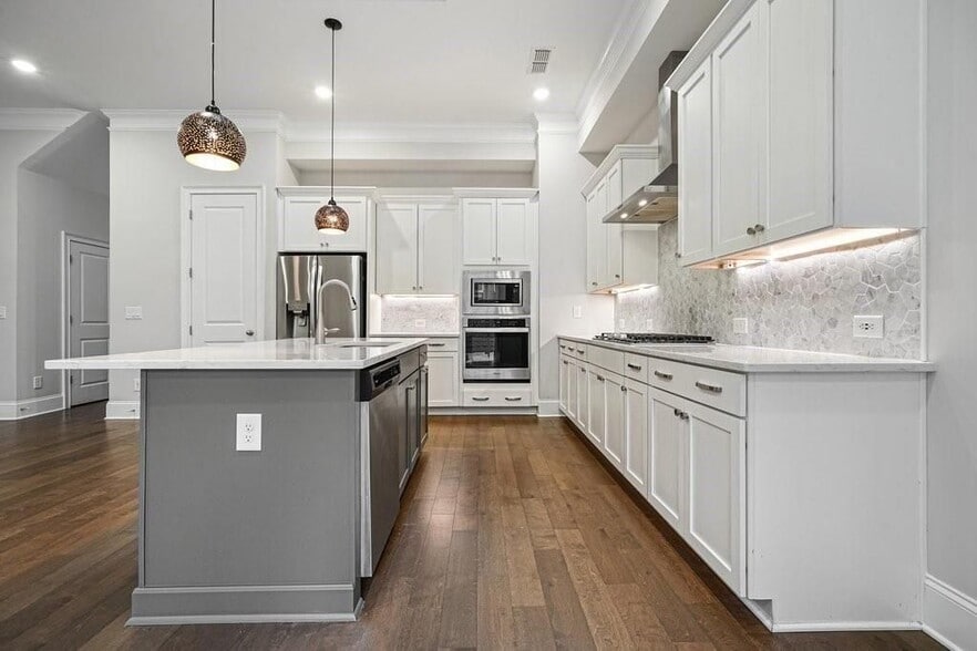 Building Photo - 123 Village Green Ave