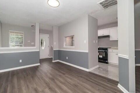 Building Photo - 305 Hazelnut Dr