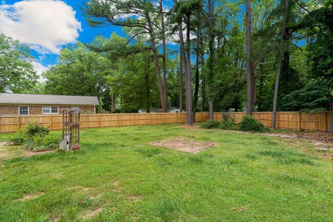 Building Photo - Beautiful 3-Bedroom Ranch Style Family Home with LARGE Fenced in Yard!